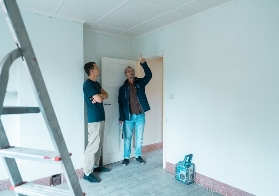 Coach met de klant op de werf