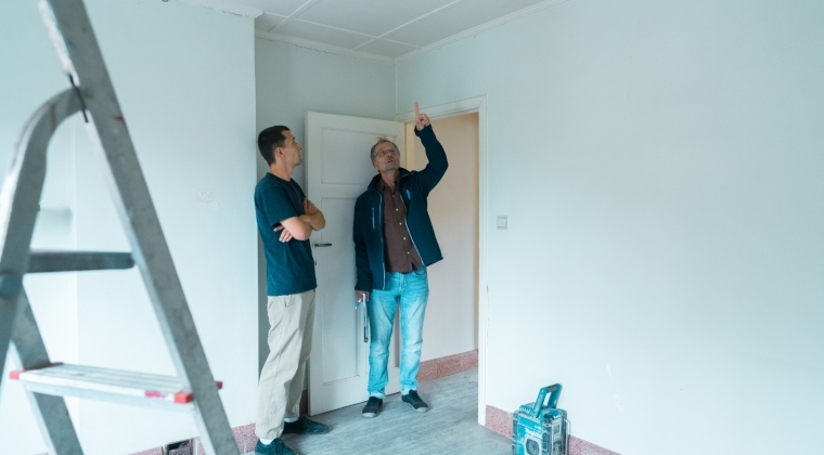Coach met de klant op de werf
